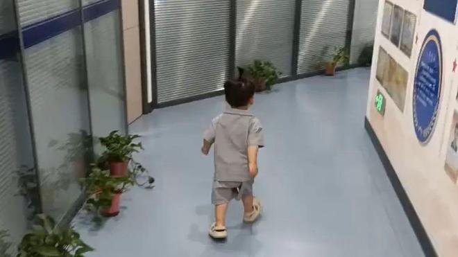 萌娃在派出所睡着了安全感满满！走失(图3)