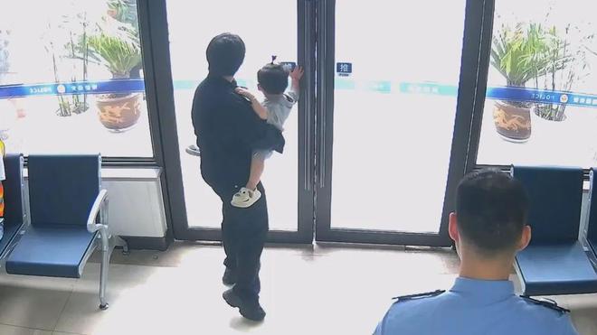 萌娃在派出所睡着了安全感满满！走失(图4)